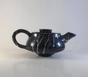 Stoneware tea pot - Tama Roberts Art