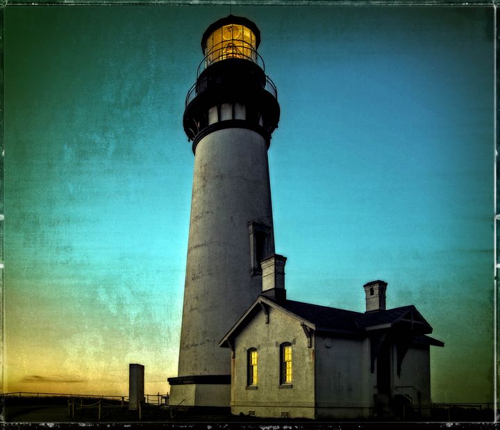 Yaquina Head Lighthouse At Sunset - Thom Zehrfeld Photography
