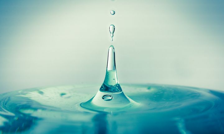 Water drop frizzed in motion - HideMyWall