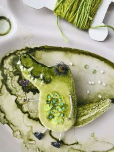 Walking green crocodile brooch - BENANDLU Art - Evgenia Alexeeva