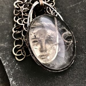Faces, looks and illusions pendant