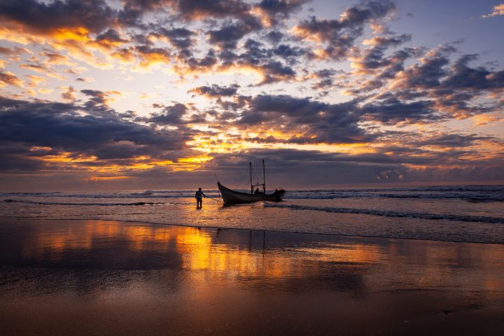 Fishing Boat - Sunrise - SouthAmericaPhotography