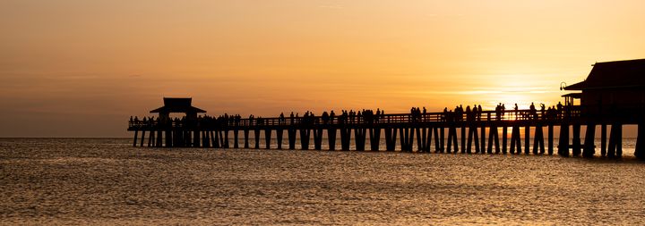 Sunset in the pier - imenachi