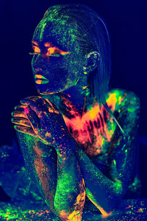 Bodyscapes: Black light body painting that beautifully glows in the dark