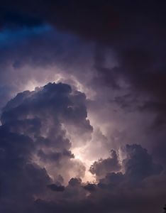 éclaire dans nuage