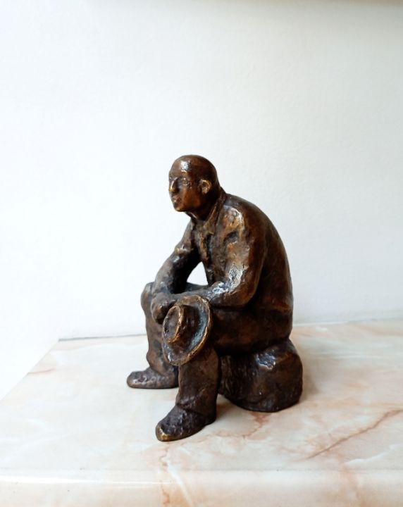 Sculpture of a seated man with a hat - Miniature Gallery