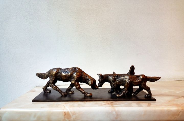 Statuette of a of street dogs - Miniature Gallery
