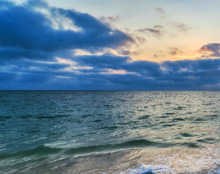 Calm ocean with a cloudy sky - Creative Photography