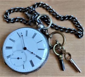 srebrni džepni sat na ključ