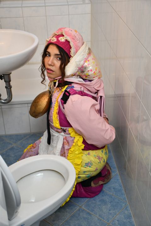 Petjezulmas erster Kunde - maids in plastic clothes