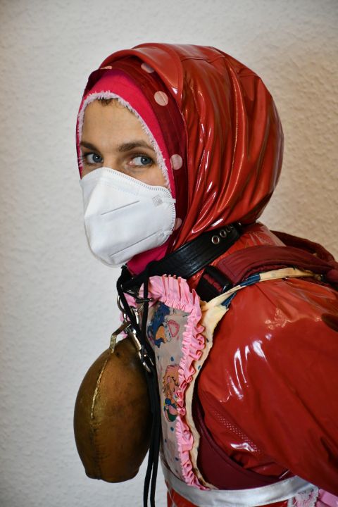 戴着FFP2面具的德国妓女 - maids in plastic clothes - Photography