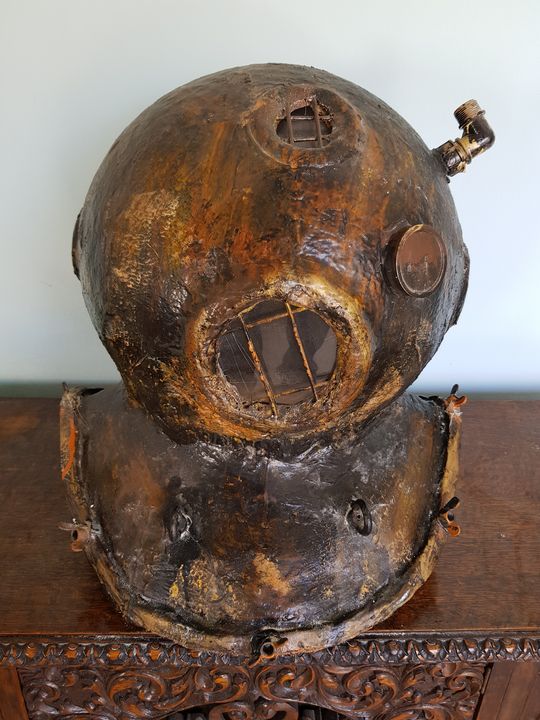 Diving helmet sculpture - ArtNouvelle