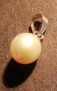 white gold 14K.  Pearl pendant