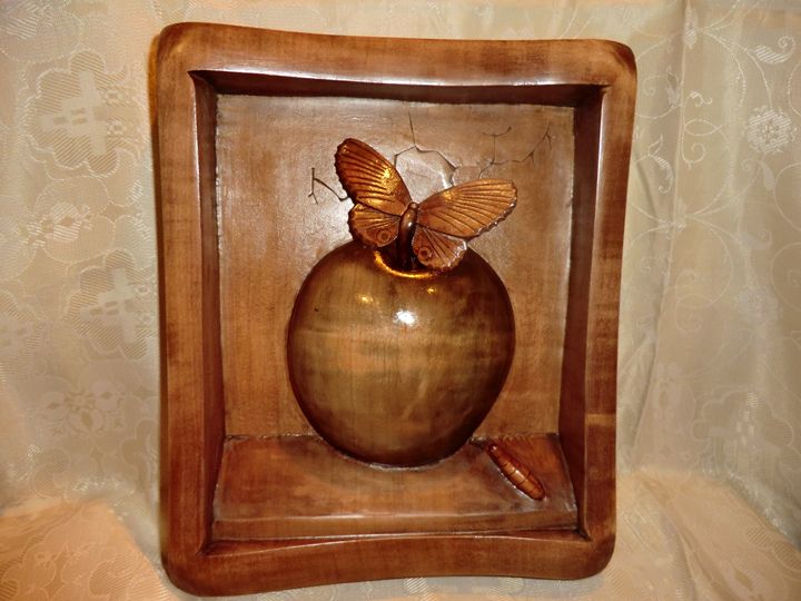 Miniature Apple Art Wood Carving - Gennady Makulov. The art of carving