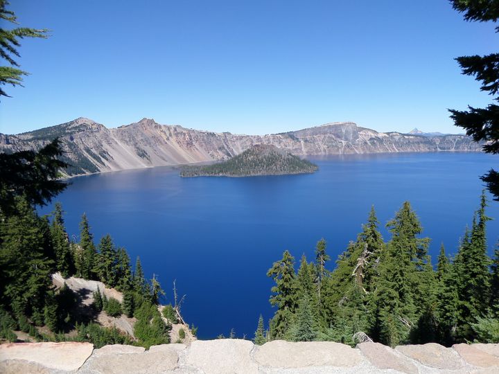 Crater Lake featuring Wizard Island - NeworImage