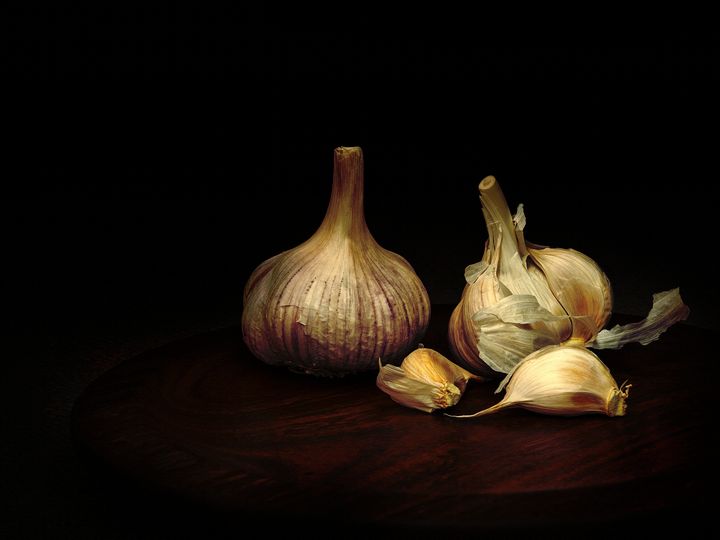 Garlic on a wooden plate. - Judith Flacke Still Life
